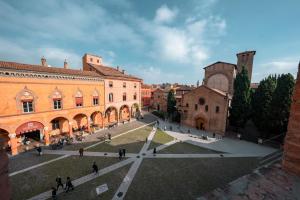 Piazza Santo Stefano con vista