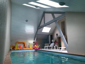 2 chambres dans maison de campagne avec piscine intérieure
