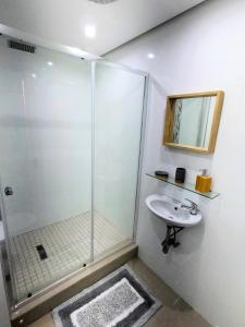 Pristine King Size Bed Apartment In Secure Complex