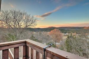 Holiday Island Escape with Panoramic Lake Views