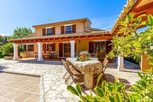 Charming villa close to Puerto Pollensa by Renthousing