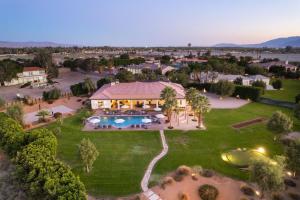 Santal Estate - Play, Relax, Walk to the Festivals