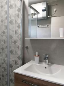 Apartments with parking space Njivice, Krk - 5320