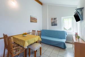 Two-Bedroom Apartment with Terrace and Sea View room in Apartment Karigador 2534b