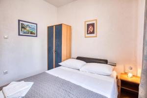 Apartments by the sea Rogoznica - 2895