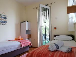 Apartments with parking space Njivice, Krk - 5320