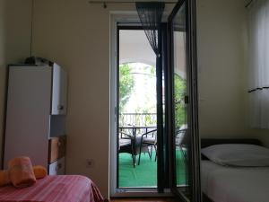 Apartments with parking space Njivice, Krk - 5320