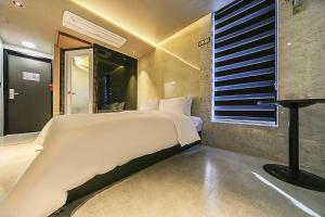 Phòng Có Giường Cỡ King Nhìn Ra Hồ Nước (King Room with Lake View)