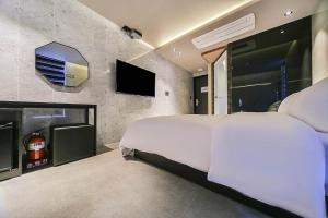 Phòng Có Giường Cỡ King Nhìn Ra Hồ Nước (King Room with Lake View)