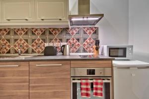 Old Lodge Apartment 1 by Vallettastay