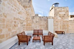 Old Lodge Apartment 3 by Vallettastay