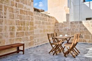 Old Lodge Apartment 3 by Vallettastay