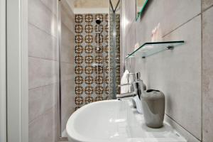 Old Lodge Apartment 3 by Vallettastay