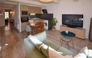 Awesome Apartment In Rustrel