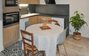 Awesome Apartment In Rustrel