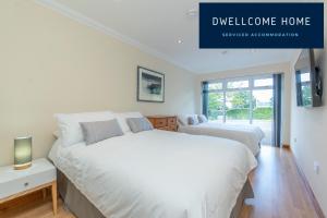 Free Driveway Parking, 637 Mbps WIFI, Ideal for Long Term Contractor, etc Stays, Regular Housekeeping Option - Dwellcome Home Ltd 5 Double Bedroom 3 Bathroom House - See Our Site for Assurance