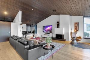 Seaside Villa - 6 Bedrooms HG OOOO6077