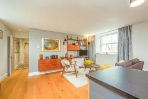 Stylish two bed flat, city centre, free parking - Chewton Mendip