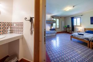 Auberges Eco-hotel et Yourtes du Mercantour : Chambre Familiale avec Salle de Bains Privative