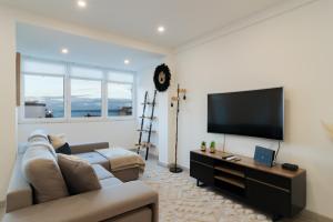 Stylish Apartment W River View by LovelyStay