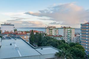 Stylish Apartment W River View by LovelyStay