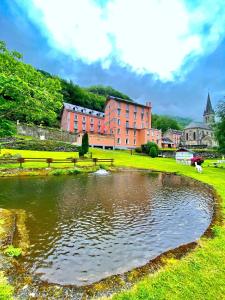 Appart'hotels Appart Le Chili- Quartier thermal- Parc remarquable - Linge fourni : Appartement avec Vue sur la Montagne