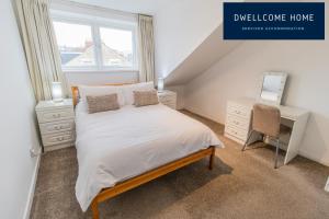 Ample Free Parking, Entire 8 Ensuite Bedroom Coastal Holiday Townhouse, Fully Equipped Kitchen, Dining Room & Lounge, Perfect for Family Gatherings, Long Term Contractor, Relocation, etc Stays, 20 mins to Sunderland & Newcastle, See our Site for Assu