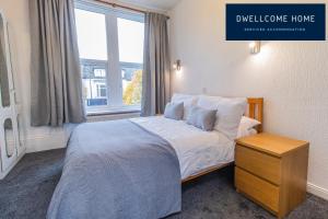 Ample Free Parking, Entire 8 Ensuite Bedroom Coastal Holiday Townhouse, Fully Equipped Kitchen, Dining Room & Lounge, Perfect for Family Gatherings, Long Term Contractor, Relocation, etc Stays, 20 mins to Sunderland & Newcastle, See our Site for Assu