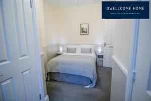 Ample Free Parking, Entire 8 Ensuite Bedroom Coastal Holiday Townhouse, Fully Equipped Kitchen, Dining Room & Lounge, Perfect for Family Gatherings, Long Term Contractor, Relocation, etc Stays, 20 mins to Sunderland & Newcastle, See our Site for Assu
