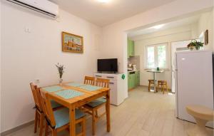 Nice Home In Starigrad With 6 Bedrooms And Wifi