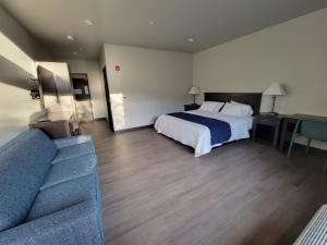 King Room with Balcony room in Watershed Hotel