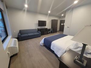 King Room - Disability Access room in Watershed Hotel