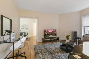 Cozy 1BR Apartment in Rogers Park - Touhy 2W