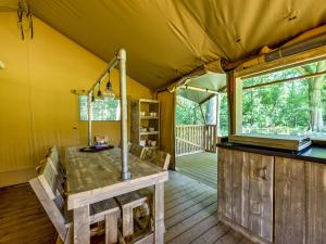 Glamping Tent in Tranquil Park