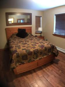 Rustic 2 BR Mountain View-walk to resort