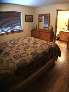 Rustic 2 BR Mountain View-walk to resort