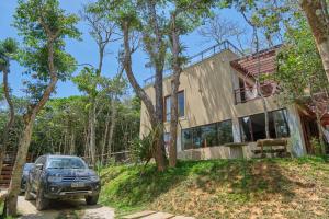 Casa da Árvore - Refúgio de Luxo com Jacuzzi e Vista para a Serra
