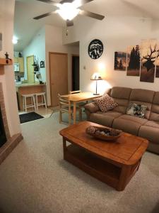 Cozy 2 BR Mountain View - walk to resort