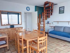 Appartements Appartement Duplex en Front de Mer avec Terrasse – Acces Direct Plage – 2 Chambres + Cabine - FR-1-361-456 : photos des chambres