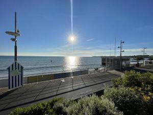 Appartements Appartement Duplex en Front de Mer avec Terrasse – Acces Direct Plage – 2 Chambres + Cabine - FR-1-361-456 : photos des chambres