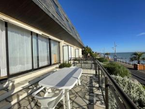 Appartements Appartement Duplex en Front de Mer avec Terrasse – Acces Direct Plage – 2 Chambres + Cabine - FR-1-361-456 : photos des chambres