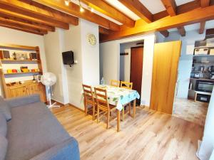 La Tanière, T2 duplex, centre Luchon, 4 personnes, wifi, 3ème étage