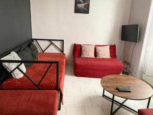 Appartements Grand Appart 9 pers Centre Blois Parking prive 1voiture 10 Velos 5min chateau by Sweet Home Company : photos des chambres