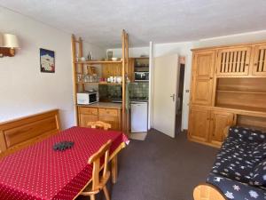 Appartements Appartement 2 Pieces + Coin Montagne Classe 2* - Ideal pour 6 personnes - Skis aux pieds - Montgenevre - FR-1-445-33 : photos des chambres