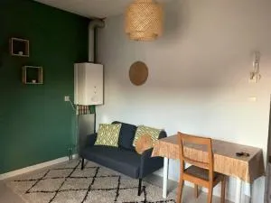 Modern studio in Saint-Nicolas, 35m², city view, parking - Ans