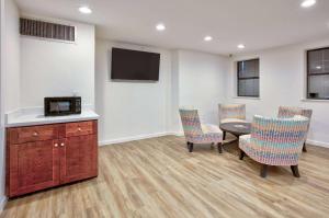 Super 8 by Wyndham Victoria - South - Hwy 59