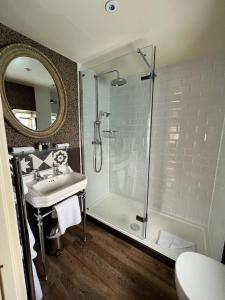 Good Double Room room in The Broadway Hotel