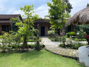 Travellers Jungle Camp-Sauraha