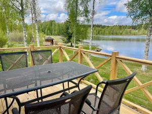 Mysig stuga med sjötomt, nära Järvsöbacken