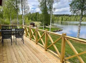 Mysig stuga med sjötomt, nära Järvsöbacken